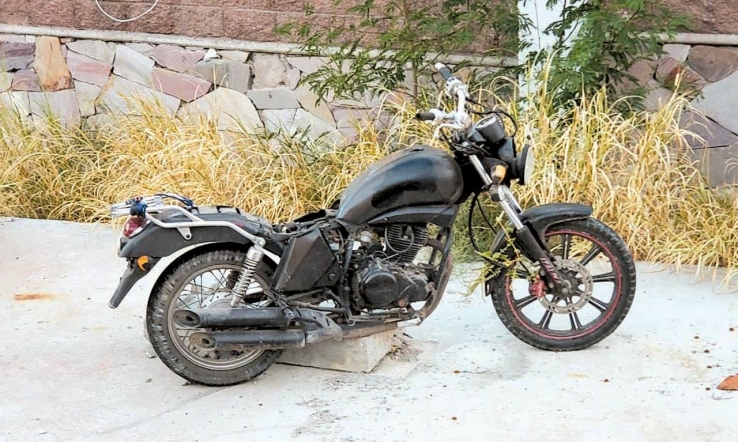 Resultan motociclistas lesionados