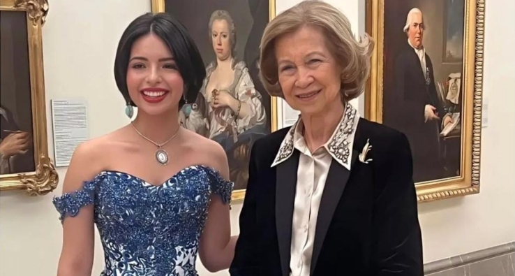 Ángela Aguilar rompe el protocolo en evento de la Reina Sofía