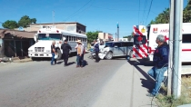 Choca camión contra auto y poste