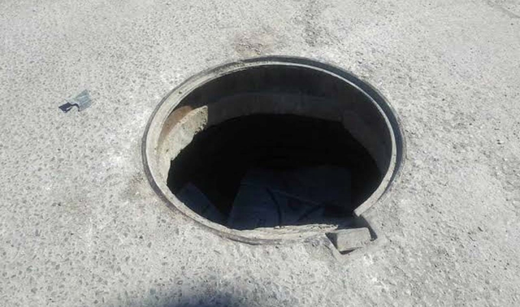 Con algunos daños resultó vehículo al caer a alcantarilla