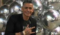 Muere Alex Peimbert, diseñador de modas de Juan Gabriel, Thalia y Danna Paola