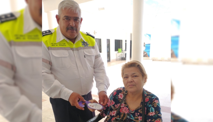 Entregan tarjetón de discapacidad a persona involucrada en infracción de tránsito por error