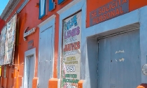 Golpean a hombre en exterior de bar   