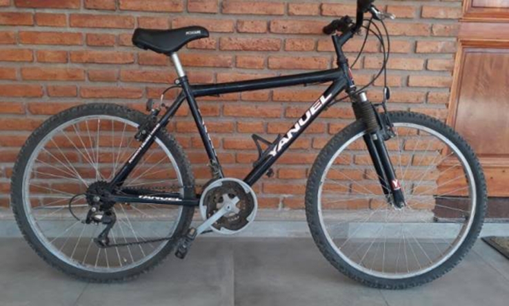    EN SAN VICENTE  Choca taxi contra bicicleta