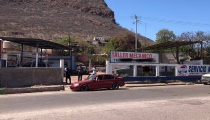 Deja daños materiales, choque de vehículos