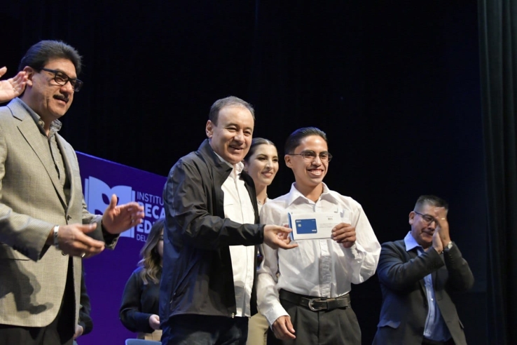AFIRMÓ QUE NADIE SE QUEDARÁ SIN LA POSIBILIDAD DE ESTUDIAR EN SONORA  Entrega Gobernador becas y obras