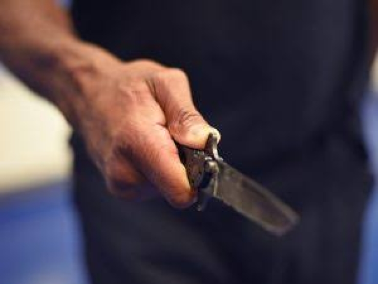 Cae en poder de un arma blanca