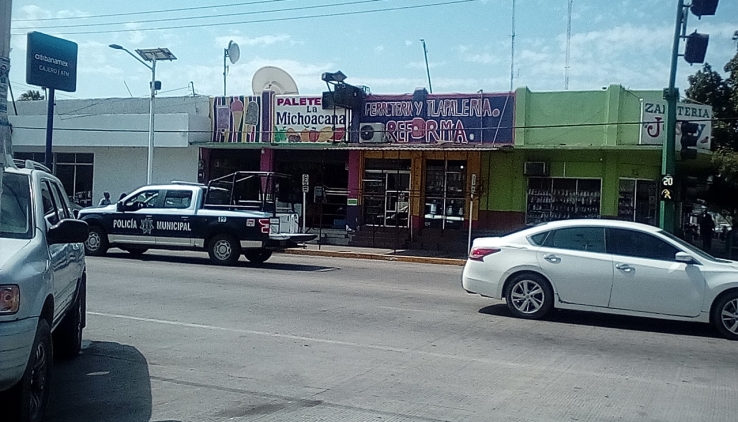 Mujer intenta quitar dinero a sexagenario