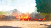 Provocan incendio en lote baldío de La Cantera