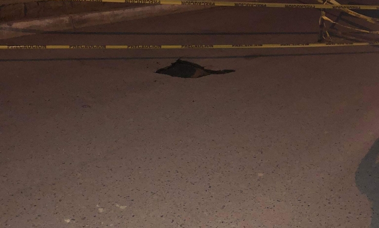    Se forma peligroso socavón en la colonia Libertad