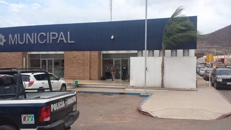   El otro auto participante es una Cherokee, color negro, sin placas.