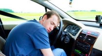 EN PLENO BULEVAR Detectan a sujeto durmiendo en un auto